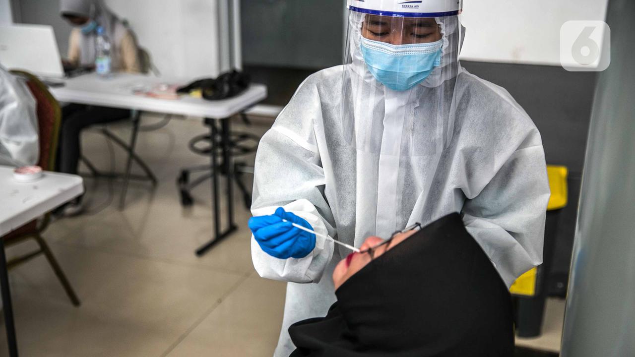 Para Penumpang di Stasiun Senen Jalani Swab Antigen