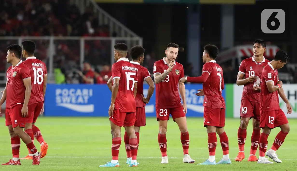 Ekspresi pemain timnas Indonesia usai laga lanjutan kualifikasi Grup A Piala AFF 2022 melawan Thailand di Stadion Utama Gelora Bung Karno, Jakarta, Kamis (29/12/2022). Laga berakhir imbang 1-1 meski Indonesia sempat unggul lewat gol yang dicetak Marc Anthony Klok lewat titik putih. (Liputan6.com/Helmi Fithriansyah)