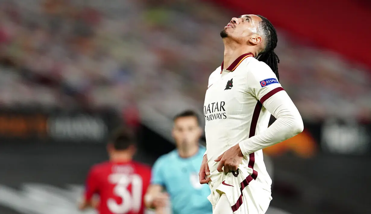 Reaksi pemain AS Roma Chris Smalling pada akhir laga melawan Manchester United pada pertandingan leg pertama semifinal Liga Europa di Old Trafford, Manchester, Inggris, Kamis (29/4/2021). Manchester United menang 6-2. (AP Photo/Jon Super)