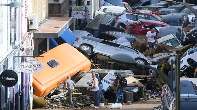 Tersapu Banjir Bandang di Spanyol, Puluhan Mobil Tertumpuk Tutupi Ruas Jalan