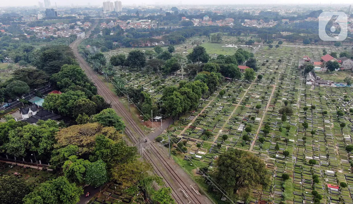Foto udara suasana Tempat Pemakaman Umum (TPU) Tanah Kusir, Jakarta (13/5/2021). Gubernur DKI Jakarta Anies Baswedan menetapkan larangan ziarah kubur saat Lebaran untuk menghindari adanya kerumunan. Namun terdapat beberapa warga yang masih melakukan ziarah kubur. (Liputan6.com/Johan Ta