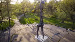 Sebuah patung jerapah terlihat di Kebun Binatang Warsawa di Warsawa, Polandia (16/4/2020). Pihak kebun binatang berusaha memberikan layanan kepada pengunjung dengan streaming konten daring. (Xinhua/Jaap Arriens)