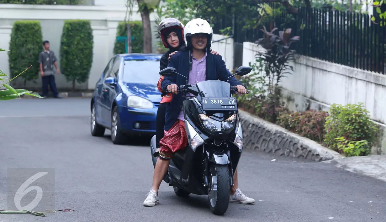 Ria Irawan dan Mayky Wongkar mengendarai motor usai melangsungkan pernikahan di KUA Lebak Bulus, Jakarta, Jumat (23/12). Sebelumnya, Ria pernah menikah dengan pengusaha bernama Yuma Wiranatakusumah pada 1997 silam. (Liputan6.com/Herman Zakharia)