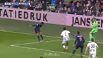 Ajax bangkit dari tertinggal untuk menghantam tuan rumah Groningen dengan skor tipis 2-1, Minggu (1/4). Ajax masih terpaut tujuh a...