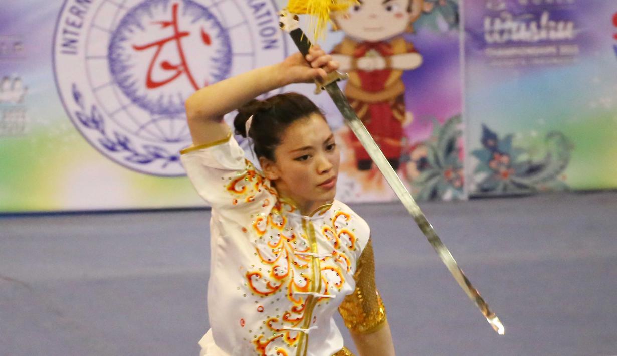 Atlet Wushu asal Australia, Joanna Lim saat beraksi, pada Kejuaraan Dunia Wushu 2015 di Istora Senayan, Jakarta, Minggu(15/11/2015). (Bola.com/Nicklas Hanoatubun)