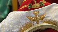 Sebuah gambar menunjukkan ornamen pada gaun seorang uskup selama misa kepausan untuk Sidang Umum Biasa ke-14 Sinode Para Uskup di Basilika Santo Petrus pada 25 Oktober 2015 di Vatikan. (Dok: AFP / ANDREAS SOLARO)