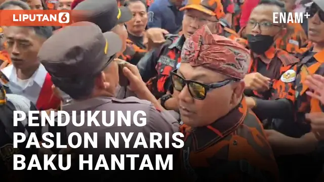 VIDEO: Saling Dorong, 2 Pendukung Paslon Ricuh di Depan KPU Grobogan