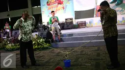 Ketua KPK Agus Raharjo mencoba permainan saat Festival Anak Jujur 2016 di Jakarta, Rabu (31/8). Anak-anak yang berusia 5-12 tahun itu mengikuti Festival Anak Jujur  yang digelar KPK dari 31 Agustus-1 Juli. (Liputan6.com/Faizal Fanani)
