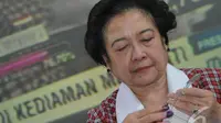 Megawati saat menangis (Liputan6.com/Herman Zakharia) 