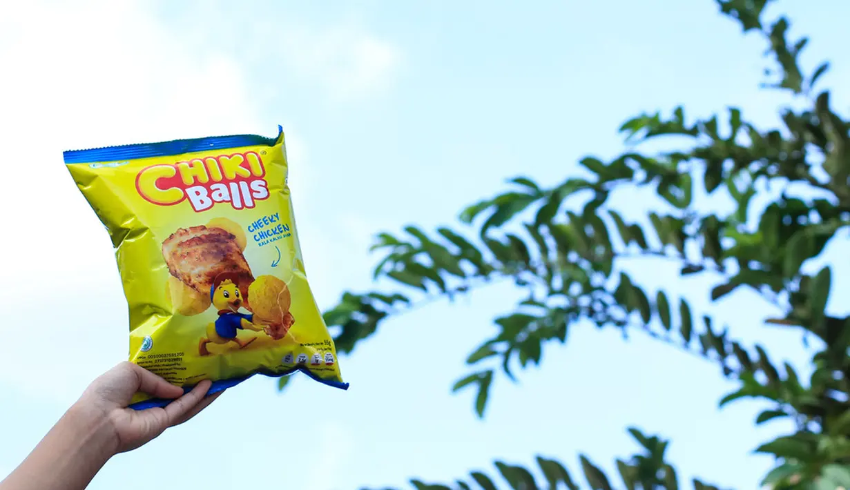 Snack wajib anak Indonesia pada zamannya. Chiki Balls hadir dengan berbagai rasa, tak hanya itu hadiah yang diberikan di dalam bungkus Chiki membuat makanan ini selalu disukai. (Ika Rahma H / Shutterstock.com)