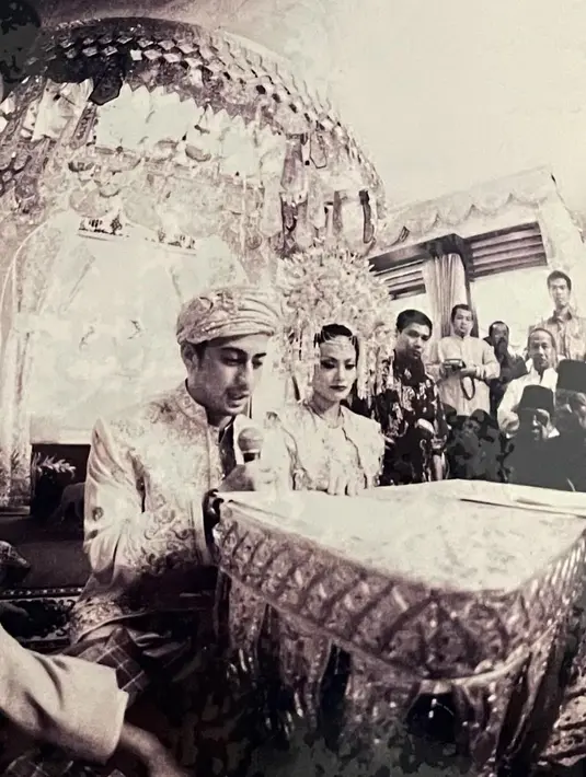 "Tapi kenangannya masih melekat di ingatan dan rasa sayangnya ngga pernah pudar (uhuy)," lanjutnya. "Alhamdulillah 🙏🏻 Happy anniversary @otto_djauhari my dear. Let’s continue grow old & better together. I love you! 😘," tutupnya. [Foto: Instagram/ersamayori]