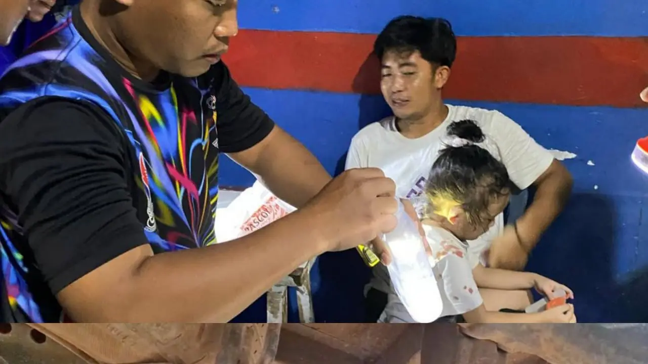 Warga meminta bantuan damkar kendari lepas anting bocah yng tersangkut dan evakuasi ular piton.