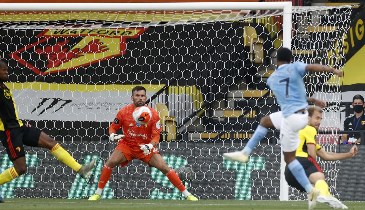 Pemain Manchester City Raheem Sterling (kanan depan) mencetak gol ke gawang Watford pada lanjutan Liga Premier Inggris di Stadion Vicarage Road, Watford, Inggris, Selasa (21/7/2020). Manchester City menang 4-0. (John Sibley/Pool via AP)