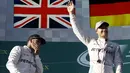 Pebalap Formula 1 dari Tim Marcedes, Nico Rosberg (kanan) menjuarai seri pertama musim balap 2016 di Australia, Minggu (20/3/2016). Lewis Hamilton menempati posisi dua dengan selisih jarak 8,060 detik dari Rosberg. (Reuters/Jason Reed)
