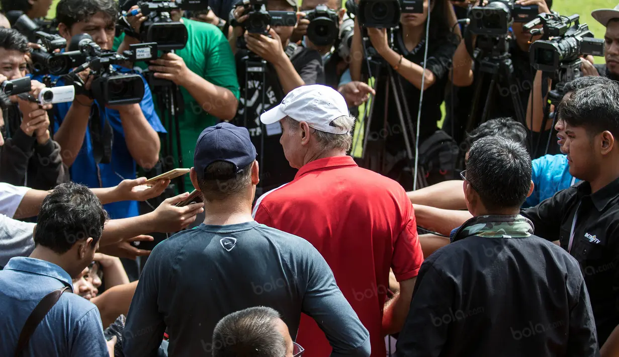 Pelatih Timnas Indonesia, Alfred Riedl, melayani permintaan wawancara oleh wartawan usai sesi latihan di Lapangan SPH Karawaci, Banten, Senin (12/12/2016). (Bola.com/Vitalis Yogi Trisna)