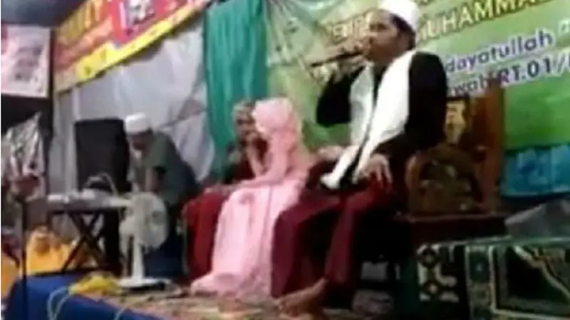 Aksi Kocak Ustaz Kaget Saat Ceramah