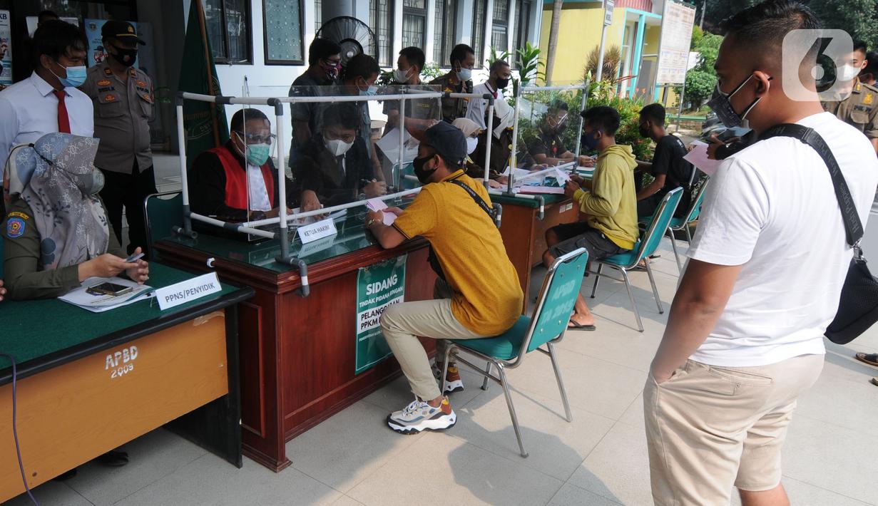 Suasana Sidang Tipiring pelanggaran PPKM Darurat di kantor Kecamatan Pamulang, Tangerang Selatan, Banten, Senin (19/7/2021). Dua puluh empat pelanggar PPKM Darurat diantaranya tidak bermasker dan jam operasional tempat usaha didenda Rp 100 ribu hingga Rp 500 ribu. (merdeka.com/Arie Basuki)