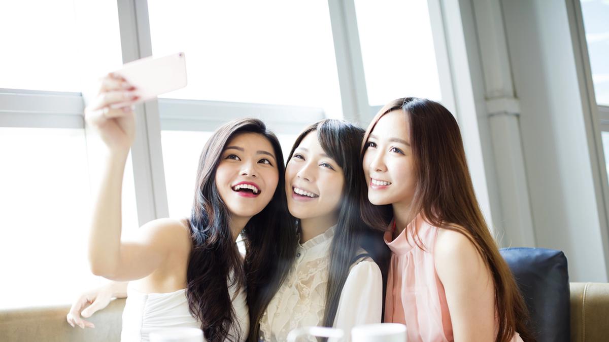 Essence Wondermis untuk Glowing Skin di Momen Spesial, Teksturnya Ringan dengan Hasil Dewy Alami