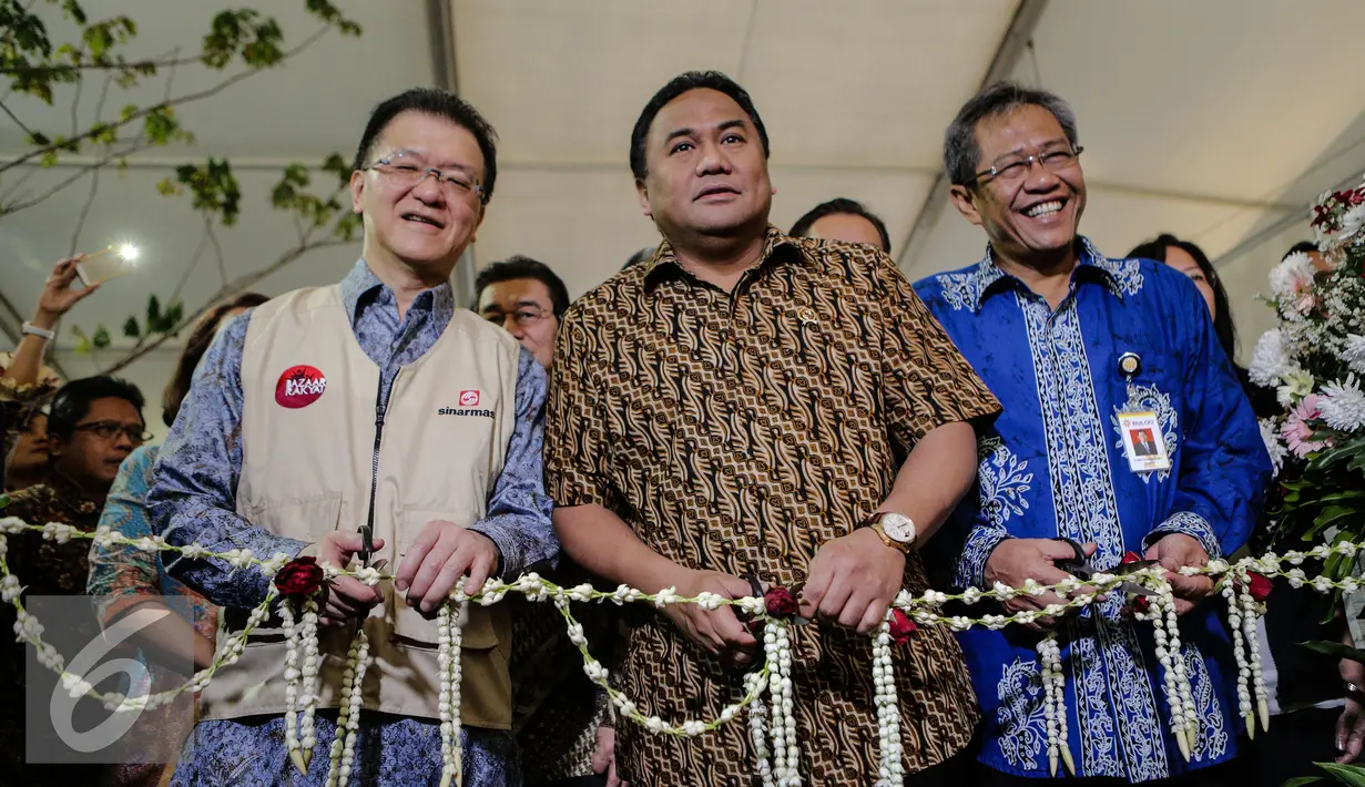 Mendag, Rachmat Gobel (tengah) bersiap memotong pita membuka pasar murah di Kemendag, Jakarta, Kamis, (25/6/2015). Pasar murah juga ada di 12 kelurahan Jakarta Pusat, yakni Gambir, Cikini, Kwitang, Kebon Sirih, dll. (Liputan6.com/Faizal Fanani)
