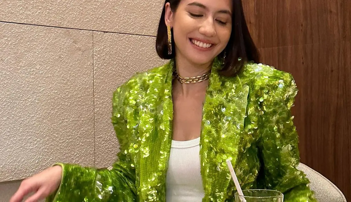 Pevita Pearce tampil sederhana dan cantik mengenakan sequin blazer berwarna hijau terang. Tak perlu menambahkan aksesori berlebihan, Pevita Pearce tampil memesona dengan kalung dan anting-anting emas, setelan blazer dan celana pendeknya yang senada dipadu dengan tank top putih polos. [Foto: Instagram/pevpearce]