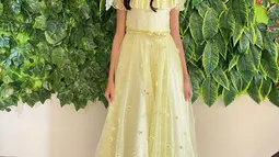 Quinn Salman yang juga berperan sebagai Sherina dalam drama Musikal Petualangan Sherina 2022 ini terlihat begitu manis dalam gaun berwarna kuning. Ia juga memadukan dengan syal serta sneakerts berwarna putih untuk menyeimbangkan penampilannya. (Liputan6.com/IG/@quinnsalman)