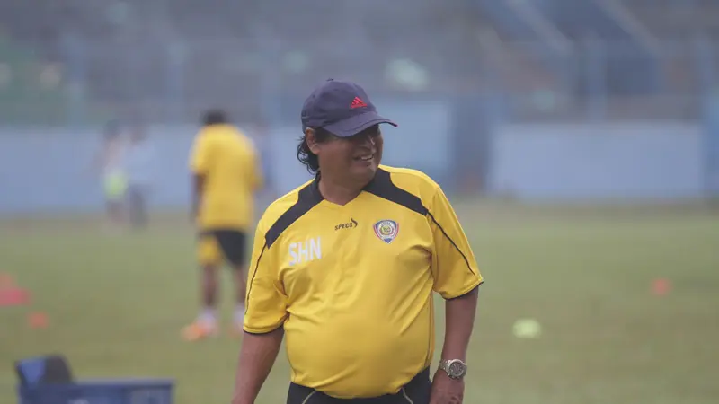 Pelatih Arema Cronus Suharno