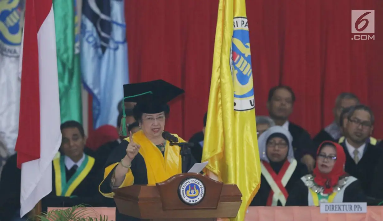 Presiden Kelima RI, Megawati Soekarnoputri memberikan pidato ilmiahnya usai menerima gelar Doctor Honoris Causa dari Universitas Negeri Padang, Rabu (27/9). Gelar ini diberikan berkat jasa Mega dalam politik pendidikan. (Liputan6.com/Helmi Fithriansyah)