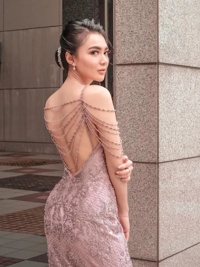 Tampil Glamor, Ini 7 Gaya Menawan Seleb Tampil dengan Gaun Backless