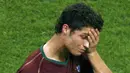 3. Akibat kekalahan saat melawan Prancis pada semifinal Piala Dunia 2006, tangis Cristiano Ronaldo pecah harus mengubur mimpi ke babak final. (AFP/Aris Messinis)