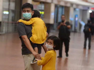 Ekspresi keluarga korban saat berada di Posko Crisis Center Sriwijaya Air SJ 182, Bandara Soekarno-Hatta, Tangerang, Banten, Sabtu (9/1/2021). Keluarga korban masih menunggu kabar terkait hilang kontaknya pesawat Sriwijaya Air SJ 182. (merdeka.com/Imam Buhori)