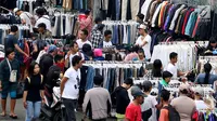 Sejumlah calon pembeli memilih pakaian bekas di kawasan Pasar Senen, Jakarta, Sabtu (24/6). Menjelang lebaran ribuan pakaian bekas membanjiri di kawasan pasar Senen, harga baju yang dijual bervariasi mulai Rp 35000- RP 5000. (Liputan6.com/Angga Yuniar)