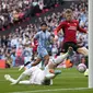 Gelandang Manchester United, Scott McTominay (tengah) mencetak gol pembuka timnya ke gawang Coventry City pada babak semifinal Piala FA 2023/2024 di Wembley, Minggu (21/4/2024) malam WIB. (AP Photo/Alastair Grant)