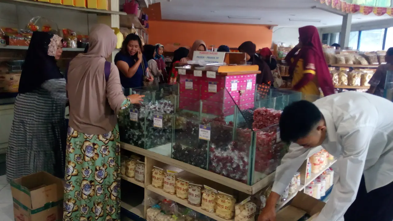 Aktifitas warga yang tengah belanja oleh-oleh Garut