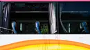 Jendela bus yang pecah usai bertabrakan dengan taksi di Hong Kong (30/11). Bus tersebut dalam perjalanan ke bandara Hong Kong bertabrakan dengan taksi, kata polisi, dengan penumpang dilaporkan terlempar dari jendela bus. (AFP Photo/Anthony Wallace)