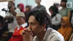 Aktor Jefri Nichol mendengarkan pembacaan tuntutan saat mengikuti sidang lanjutan di Pengadilan Negeri Jakarta Selatan, Senin (21/10/2019).  Dalam persidangan tersebut, Jefri Nichol dituntut jaksa 10 bulan penjara dikurangi masa penahanan. (Liputan6.com/Immanuel Antonius)