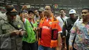 Calon Gubernur DKI Jakarta Anies Baswedan berjalan meninggalkan lapangan usai menonton pertandingan Persija VS Barito Putra di Stadion Patriot Bekasi, Sabtu (22/4). (Liputan6.com/Gempur M. Surya)