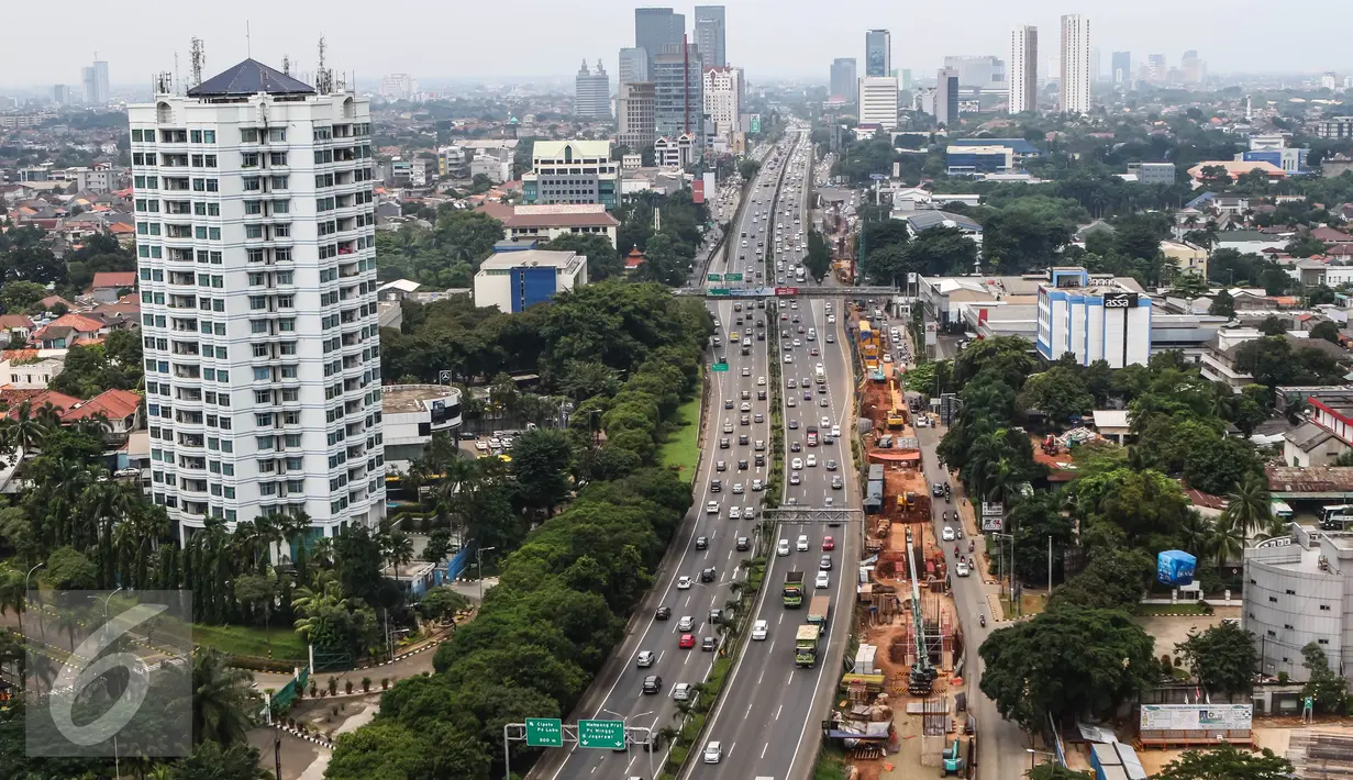 Pemandangan arus balik di Jalan Tol Lingkar Luar Jakarta-Serpong, Minggu (27/3). Kepadatan tersebut didominasi oleh kendaraan pribadi. (Liputan6.com/Fery Pradolo)