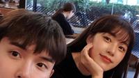 Momen kebersamaan Ryeowook dan Ari eks TAHITI. (Sumber: Twitter/@OfficialGMAHOA)