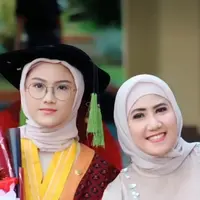 Ine Sinthya bangga Sherin anak bungsunya jadi Sarjana Kedokteran (Foto: instagram inesinthya/andrishambas)