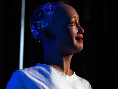 Sophia, robot berkewarganegaraan Arab Saudi, menyampaikan pidato pada pameran inovasi di Kathmandu, Nepal, Rabu (21/3). Sophia, robot humanoid yang mampu berdikskusi, berdebat serta menjawab pertanyaan dengan lugas dan tegas. (AP/Niranjan Shrestha)