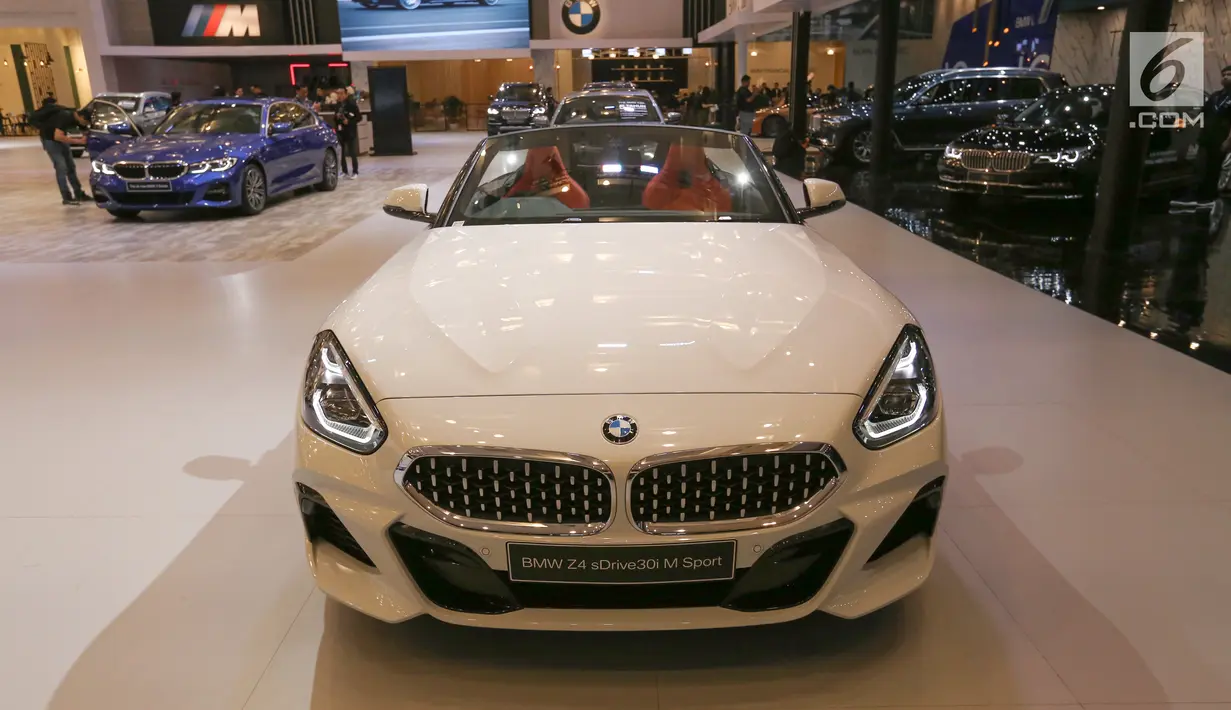 Sebuah mobil BMW Z4 sDrive30i M Sport dipajang dalam pameran GIIAS 2019, di ICE BSD, Tangerang, Jumat (19/7/2019). Mobil mesin 2.0 liter dengan 4 silinder BMW Twinpower Turbo menghasilkan tenaga maksimal sebesar 258 Hp dengan transmisi steptronic 8 percepatan. (Liputan6.com/Fery Pradolo)