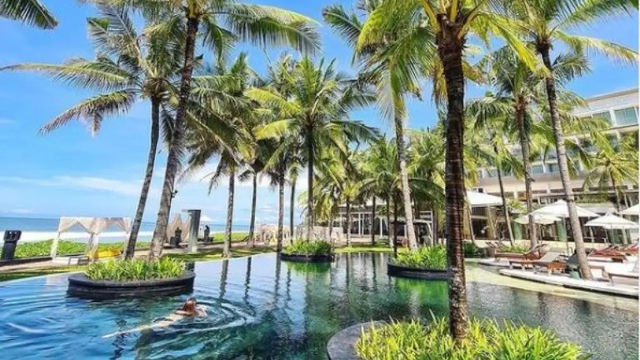 Mengubah Desain Logo Lewat Lukisan di Acara Ultah ke-10 W Bali – Seminyak