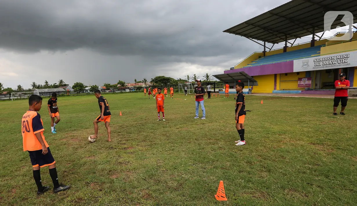 Pemain muda berlatih sepak bola di Stadion Ki Mawuk, Kabupaten Tangerang (21/01/2022). Stadion mini di 29 kecamatan yang digagas Bupati Tangerang Ahmed Zaki Iskandar untuk menghidupkan olahraga sepak bola dan mencari bibit unggul atlet sepak bola. (Liputan6.com/Fery Pradolo)