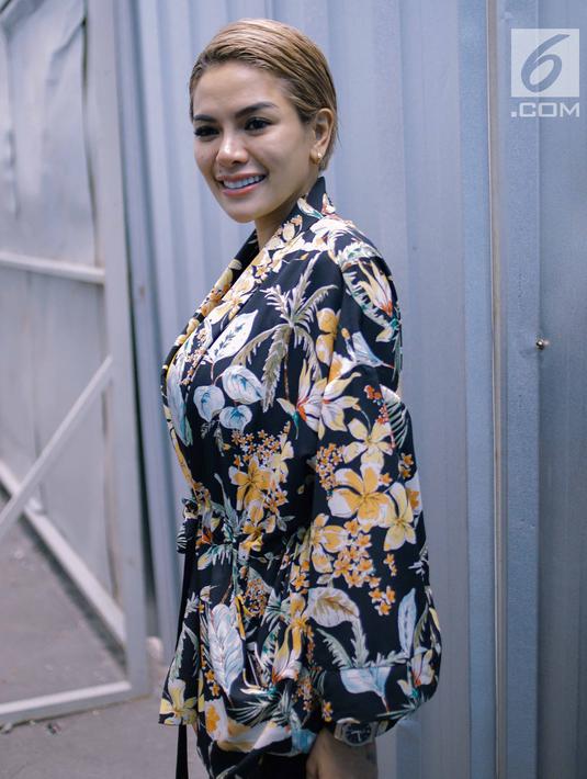 Nikita Mirzani berpose saat difoto awak media di kawasan Jakarta, Selasa (27/3). Saat ditanya perihal pernikahannya dengan Dipo Latief, Nikita menjawab Menikah atau belum, biarlah Niki yang tahu,". (Liputan6.com/Faizal Fanani)