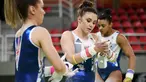 Atlet senam Ruby Harrold asal United Kingdom memakai kapur ditangannya saat berlatih jelang penampilannya di ajang Olimpiade 2016 di Rio Olympic Arena di Rio de Janeiro, Brazil, (4/8). (REUTERS/REUTERS/Dylan Martinez)