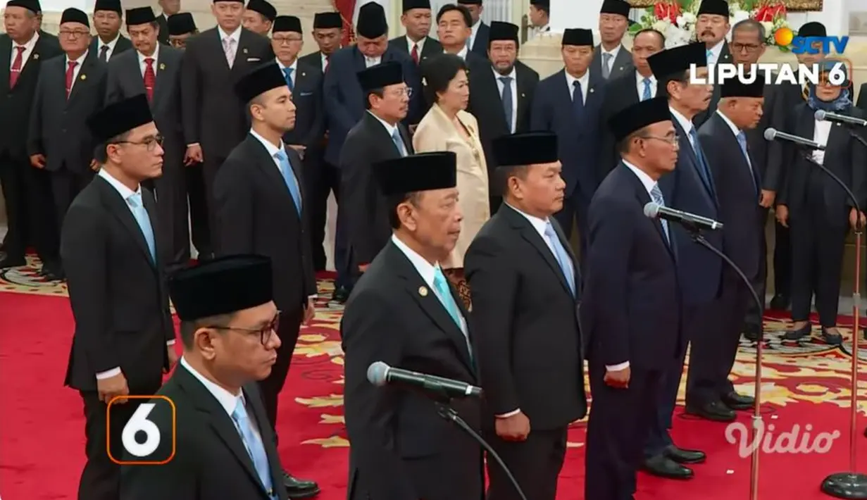 Saat prosesi pelantikan berlangsung, Raffi Ahmad tampak berdiri di sebelah Gus Miftah. Pendakwah tersebut dilantik menjadi Utusan Khusus Presiden Bidang Kerukunan Beragama dan Pembinaan Sarana Keagamaan. Pelantikan tersebut berdasarkan keputusan presiden (Keppres) Nomor 76/M tentang Pengangkatan Utusan Khusus Presiden RI periode 2024-2029. (Liputan6.com/YouTube/Liputan6)