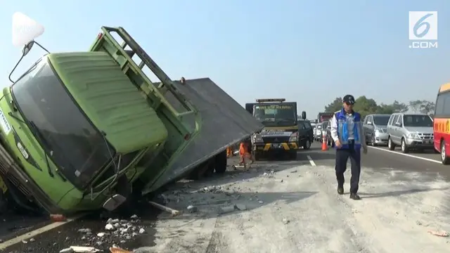 Truk pengangkut material beton oleng dan menabrak pembatas jalan tol, sementara minibus di belakangnya menabrak bagian belakamg truk.