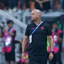 Pelatih Bali United, Johnny Jansen dalam laga pekan kelima BRI Super League 2025/2026 melawan Persija Jakarta di Jakarta International Stadium (JIS), Minggu (14/9/2025). (Bola.com/M. Iqbal Ichsan).