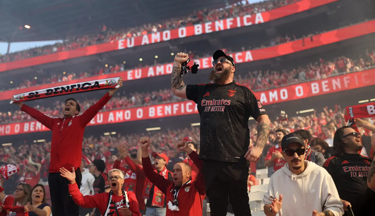 Fans Benfica memberikan dukungan kepada timnya dalam laga lanjutan Liga Portugal 2024/2025 melawan Sporting di Stadion da Luz, Lisbon, Portugal, Sabtu (10/05/2025) waktu setempat. (AFP/Patricia De Melo Moreira)