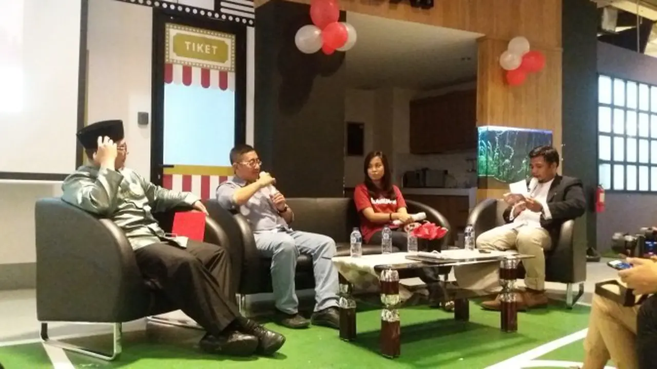 Senior Vice President ACT Iwan Akbari (kedua kiri) bersama dengan Brand Ambassador Bukalapak Oci Ambrosia menjelaskan mengenai Global Qurban yang dilakukan ACT dan Bukalapak di Jakarta, Kamis (25/8/2016). Liputan6.com/Agustin Setyo Wardani